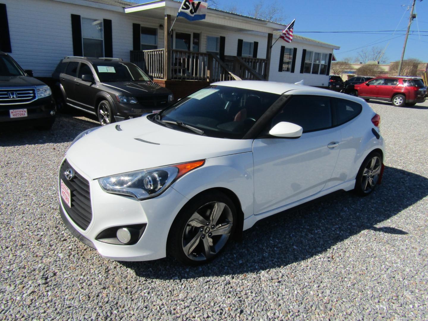 2014 White /Red Hyundai Veloster (KMHTC6AE3EU) with an 4 CYL engine, 6-Speed Manual transmission, located at 15016 S Hwy 231, Midland City, AL, 36350, (334) 983-3001, 31.306210, -85.495277 - Photo#2